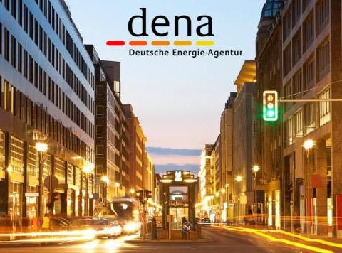 dena Logo vor abendlicher Stadtansicht